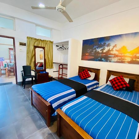 Hotel 100 Dehiwala-Mount Lavinia Esterno foto