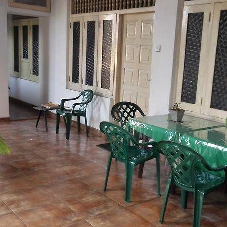 Hotel 100 Dehiwala-Mount Lavinia Esterno foto