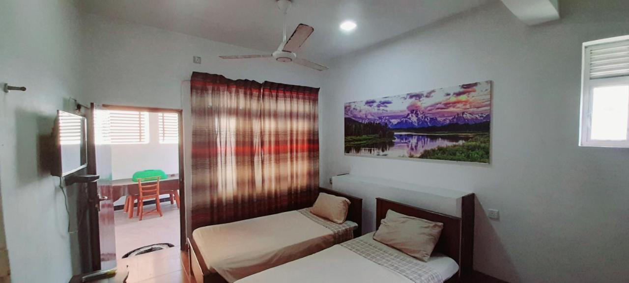 Hotel 100 Dehiwala-Mount Lavinia Esterno foto