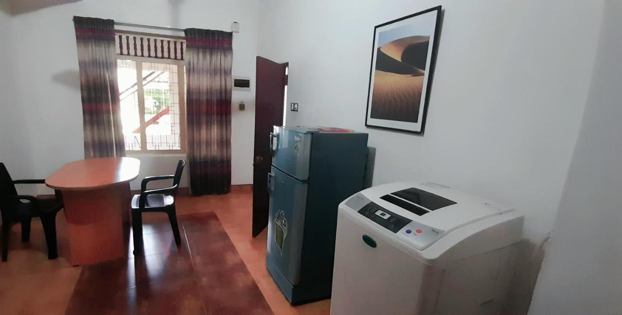 Hotel 100 Dehiwala-Mount Lavinia Esterno foto