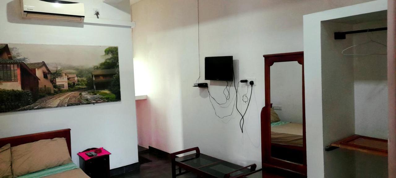 Hotel 100 Dehiwala-Mount Lavinia Esterno foto