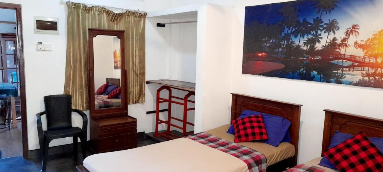 Hotel 100 Dehiwala-Mount Lavinia Esterno foto