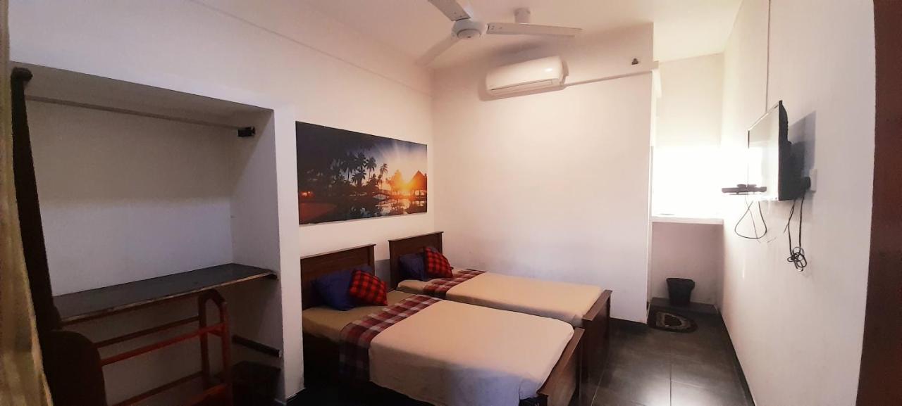 Hotel 100 Dehiwala-Mount Lavinia Esterno foto