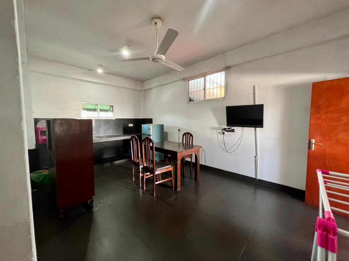 Hotel 100 Dehiwala-Mount Lavinia Esterno foto
