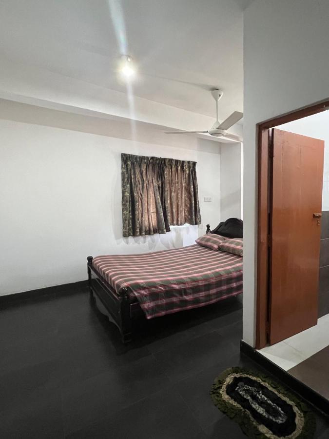 Hotel 100 Dehiwala-Mount Lavinia Esterno foto