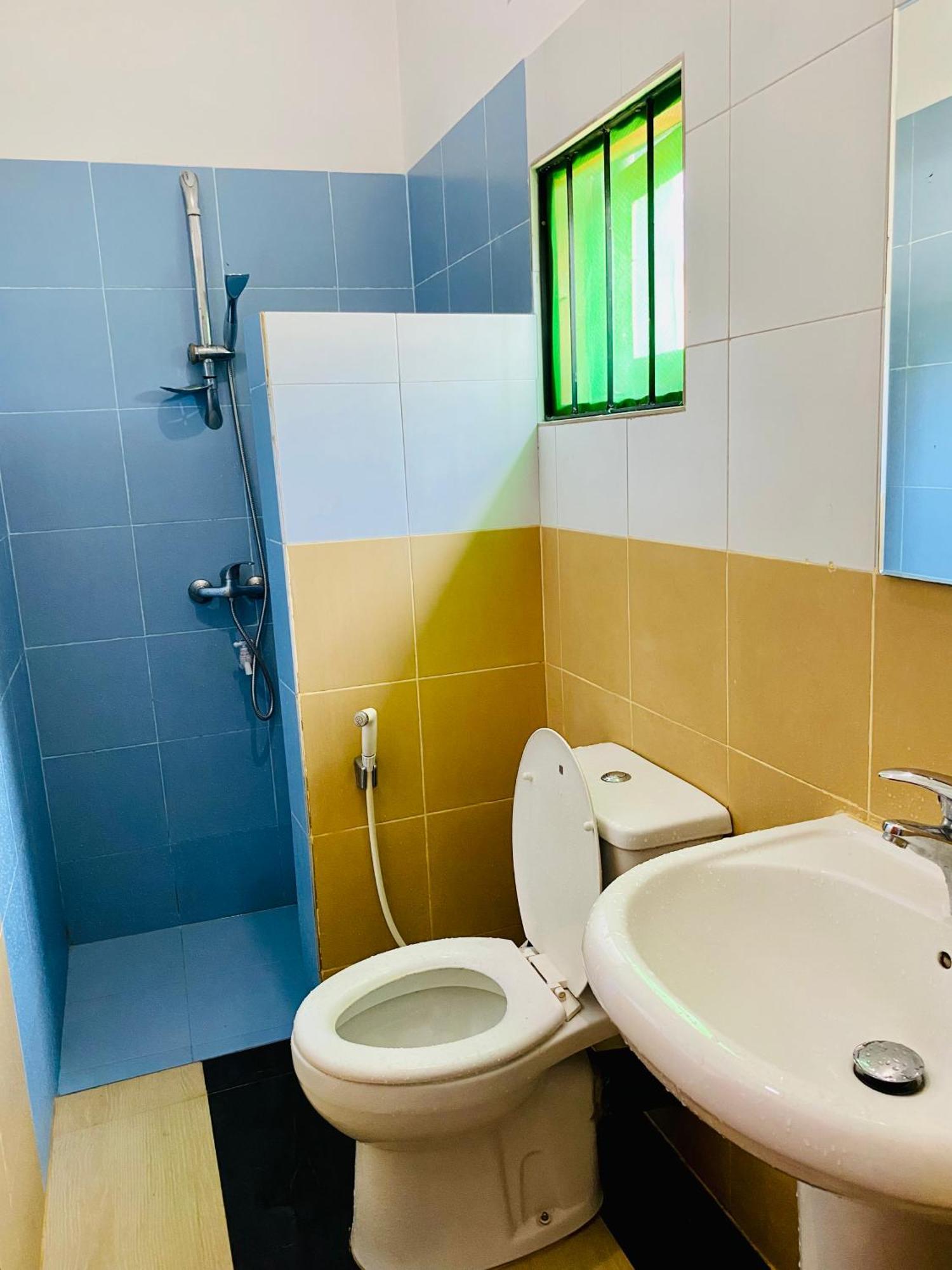 Hotel 100 Dehiwala-Mount Lavinia Esterno foto