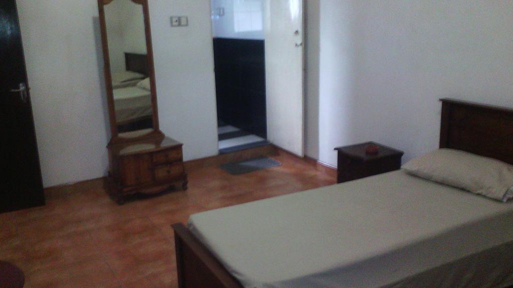 Hotel 100 Dehiwala-Mount Lavinia Esterno foto