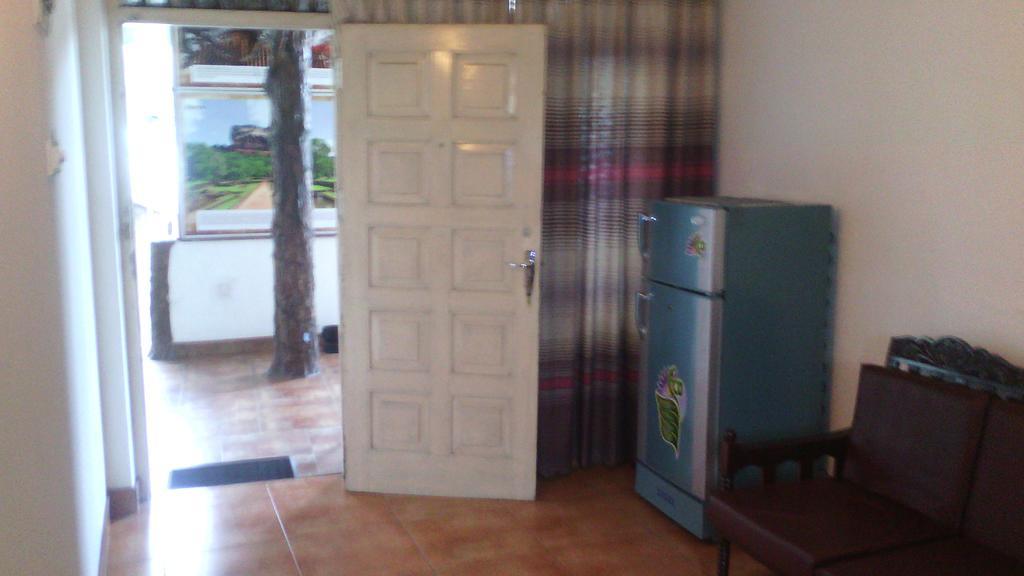 Hotel 100 Dehiwala-Mount Lavinia Esterno foto