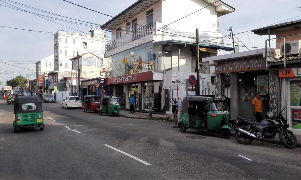 Hotel 100 Dehiwala-Mount Lavinia Esterno foto