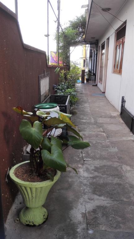 Hotel 100 Dehiwala-Mount Lavinia Esterno foto