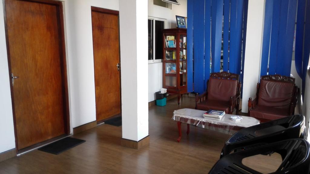Hotel 100 Dehiwala-Mount Lavinia Esterno foto