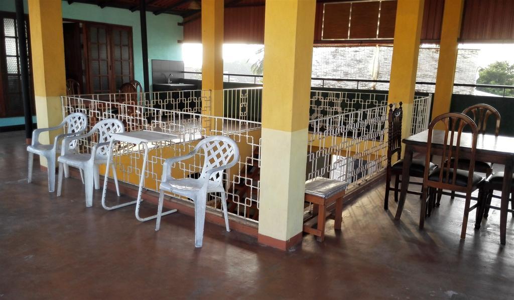 Hotel 100 Dehiwala-Mount Lavinia Esterno foto