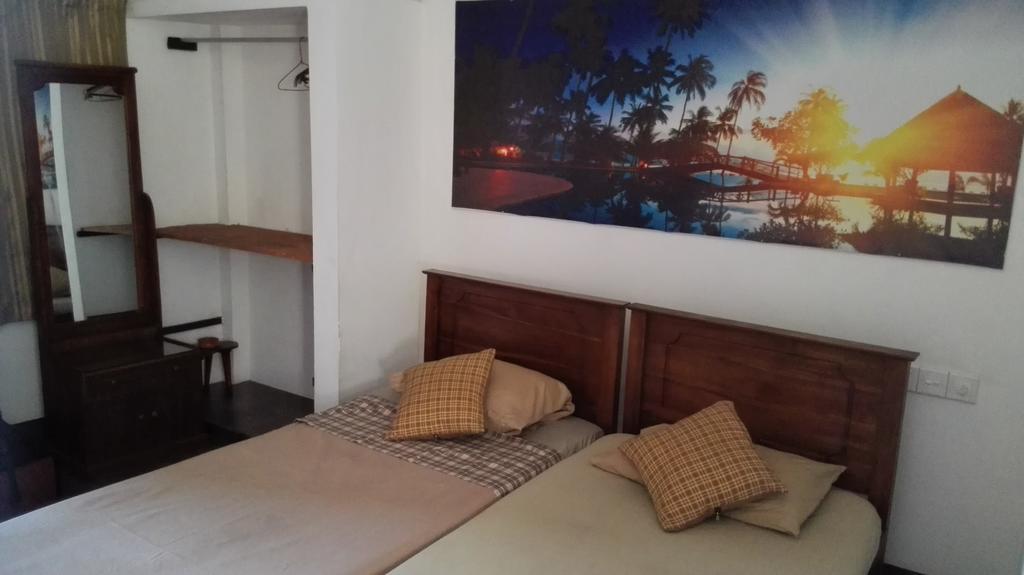 Hotel 100 Dehiwala-Mount Lavinia Esterno foto