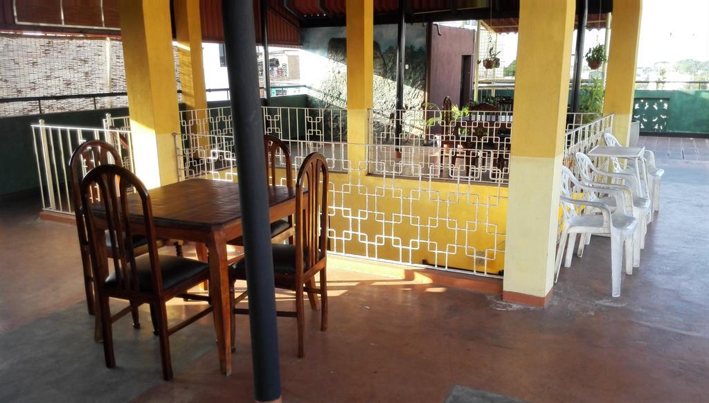 Hotel 100 Dehiwala-Mount Lavinia Esterno foto