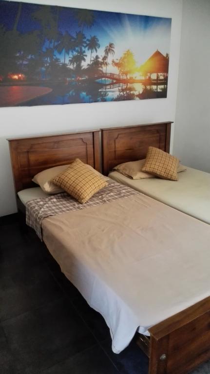 Hotel 100 Dehiwala-Mount Lavinia Esterno foto