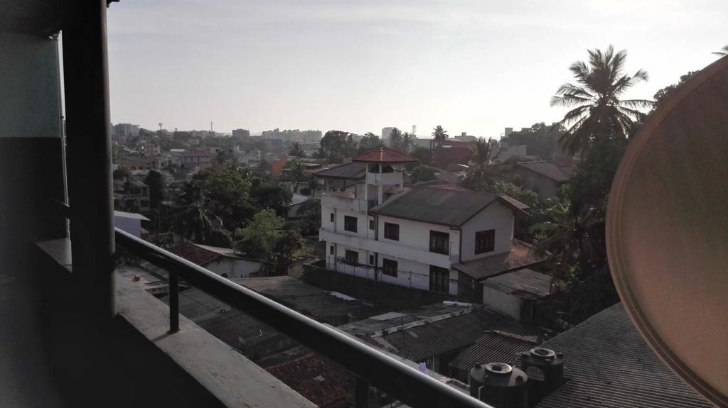 Hotel 100 Dehiwala-Mount Lavinia Esterno foto